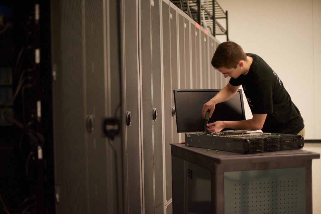 24/7/365 טכנאים ברמה 3 באתר